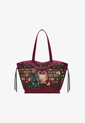 Bordowa torba na ramię z choinką, wieńcem, skarpetami, girlandą, regałami na książki, myszami i kotem na krześle w przytulnej scenie bibliotecznej.