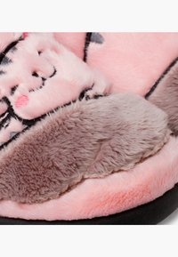 Zapatilla de casa rosa de peluche con una textura suave y peluda. Presenta acentos grises y un patrón sutil. Forma redondeada con una suela negra.