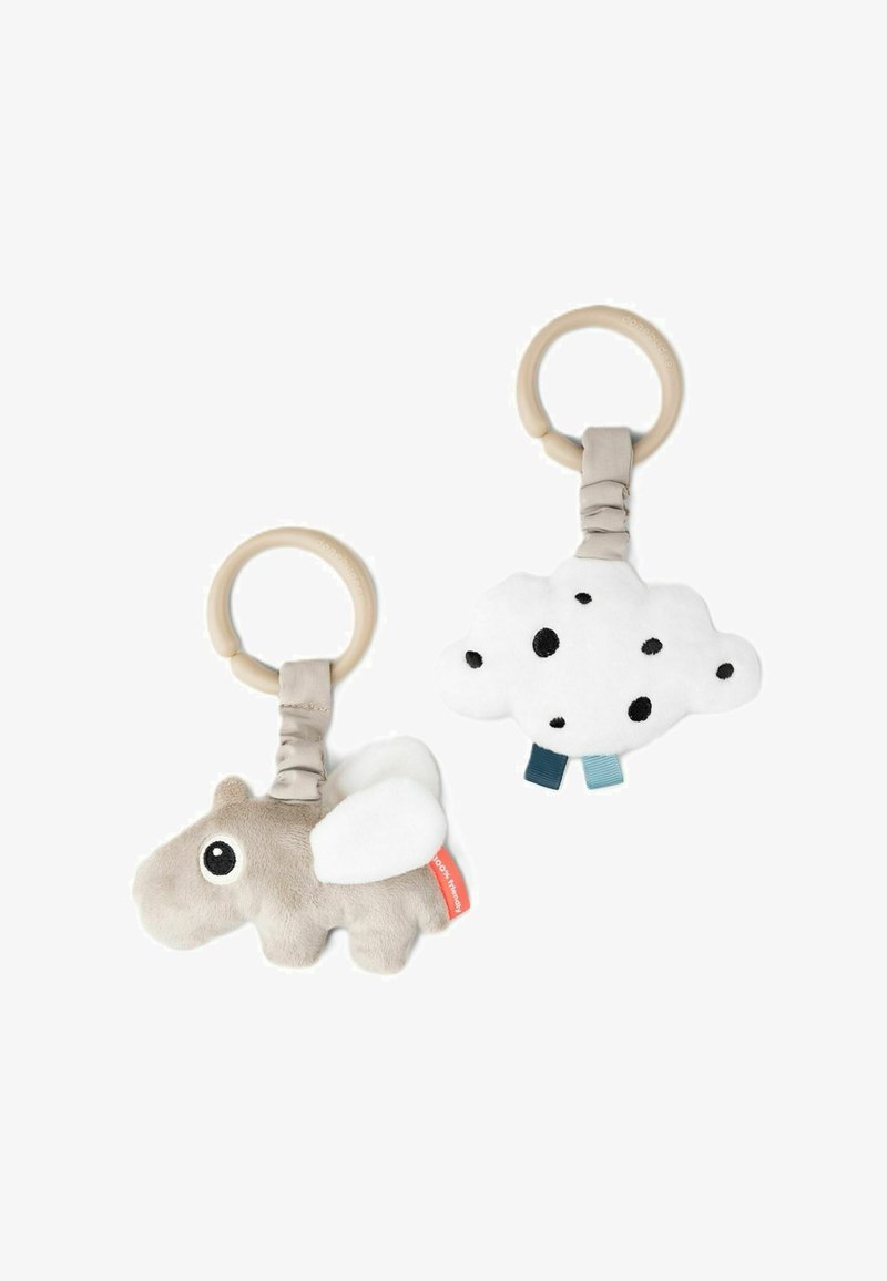 Pehmeatehnoloogia mänguasjade komplekt, mis sisaldab halli lendavat looma ja valget pilve mustade laikudega. Igal neist on tan värvi rõngas külge kinnitamiseks.