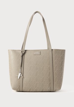 Bolsa tote bege feita de material sintético texturizado, apresentando um padrão geométrico por toda a parte, alças duplas e um detalhe de charme prateado.