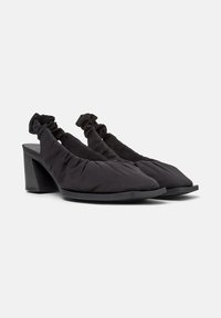 Scarpe slingback nere con un design in tessuto arricciato e tacchi robusti, esposte affiancate su uno sfondo semplice.