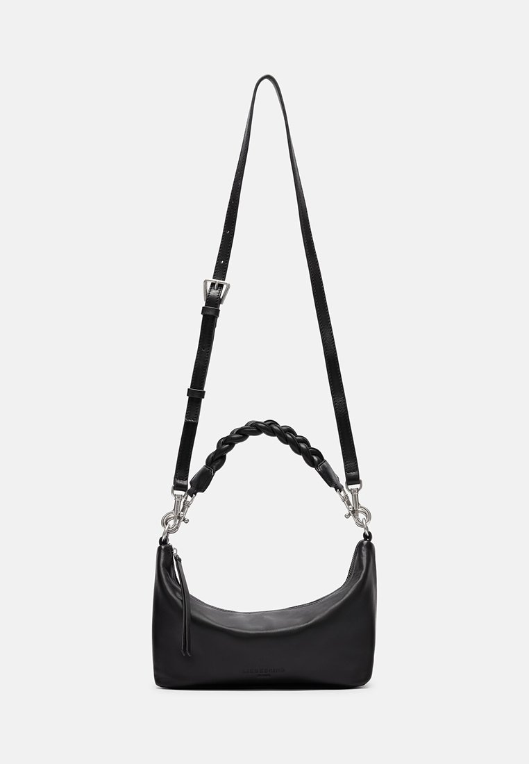 Schwarze Leder-Umhängetasche mit einer geschwungenen Form, ausgestattet mit einem geflochtenen Griff und einem verstellbaren Gurt. Silberfarbene Metallakzente runden das Design ab.