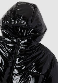 Giacca a vento nera con superficie lucida e riflettente, dotata di cappuccio, chiusura con zip e design trapuntato per l'isolamento.