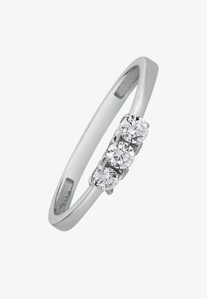Bague en or blanc ornée de trois diamants ronds et transparents, montés sur une bande élégante avec une finition polie et une texture subtile à l'intérieur.