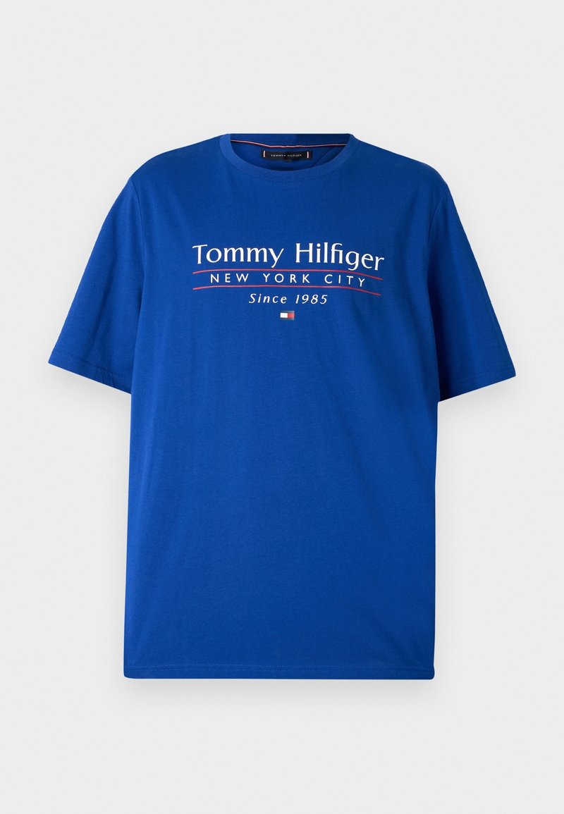 Niebieska bawełniana koszulka z krótkimi rękawami. Zawiera napis "Tommy Hilfiger Nowy Jork od 1985" w białym i czerwonym kolorze oraz detal z logo.