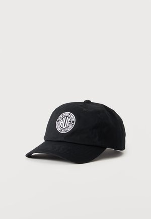 Casquette de baseball noire avec une visière incurvée et un logo rond blanc brodé à l'avant portant l'inscription "HUF Worldwide Transit Authority.".