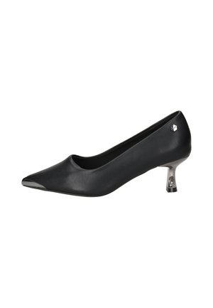 Zwarte leren pump met een puntige neus, lage metalen kittenhak en een klein zilverkleurig logo aan de zijkant bij de hiel.