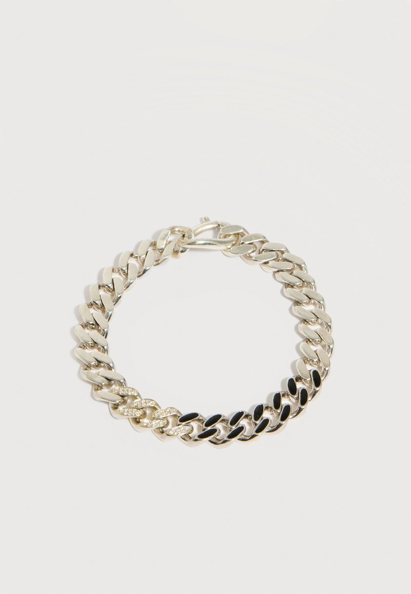 Bracelet chaîne en argent avec des maillons alternés en émail noir et ornés de cristaux clairs sur fond blanc.