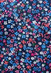 Blumenstoff mit dunkelblauem Hintergrund, der kleine Blumen in den Farben Rosa, Blau, Weiß und Grün zeigt, mit aufwendigen Details überall.