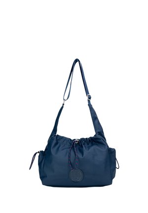 Sac en nylon bleu marine avec un haut froncé, une sangle adjustable, des détails brodés et un écusson logo circulaire sur le devant.