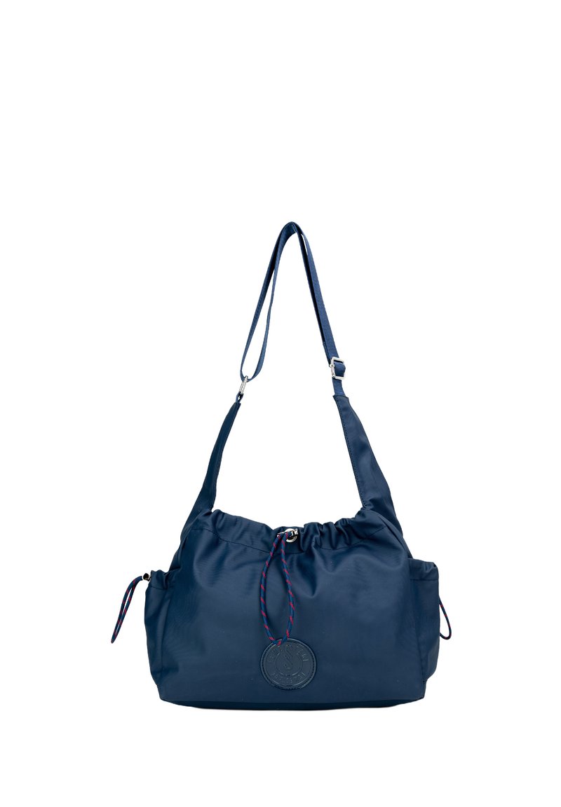 Borsa in nylon blu navy con cima arricciata, tracolla regolabile, dettagli ricamati e una patch rotonda con logo sulla parte anteriore.