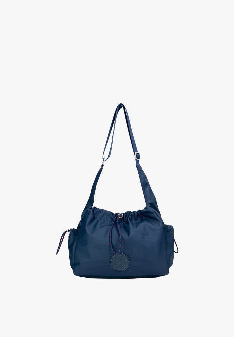 Borsa in nylon blu navy con cima arricciata, tracolla regolabile, dettagli ricamati e una patch rotonda con logo sulla parte anteriore.