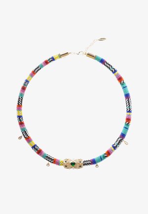 Halsband mit mehreren bunten Perlen, goldenen Verschlüssen, kleinen goldenen Tropfenanhängern und einem zentralen goldenen Teil mit einem grünen, herzförmigen Edelstein.