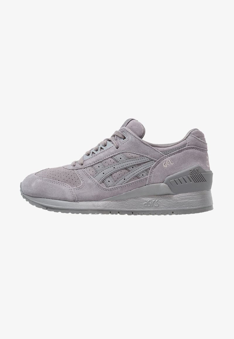 Baskets ASICS en daim gris clair avec lacets, bout perforé et semelle texturée, vues de côté sur fond blanc.