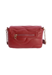 Bolso de cuero rojo con un patrón ondulado texturizado, que cuenta con un bolsillo frontal con cremallera y una correa de cadena desmontable. Forma rectangular compacta.