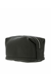 Trousse de toilette en cuir noir à surface texturée, forme rectangulaire, fermeture éclair et languette latérale pour une manipulation facile.