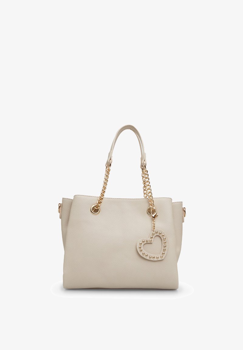 Borsa a mano in pelle beige con doppi manici, un accento a catena e un ciondolo a forma di cuore con borchie. Presenta una superficie testurizzata e hardware dorato.