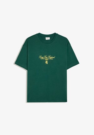 T-shirt vert foncé à manches courtes et col rond avec texte jaune "Away From Keyboard, Find Me Outside in the Real World" avec un petit graphisme de lion.
