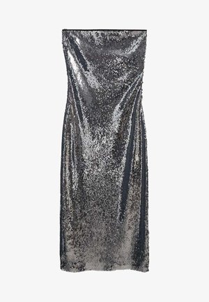 Suknia wieczorowa z cekinów w kolorze srebrnym, bez ramiączek, długa do ziemi, o prostej sylwetce i połyskującej, fakturowanej powierzchni.
