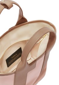 Bruine leren totebag met een lichtroze stoffen lichaam, binnenste ritsvak en gouden rits, met een gestructureerde afwerking en merketiket.