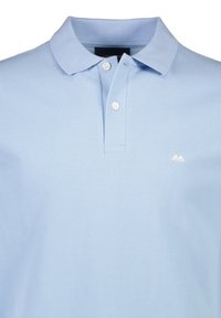 Polo shirt azzurro chiaro con tessuto testurizzato, colletto classico e tre bottoni, con un piccolo logo bianco a forma di montagna sul petto.