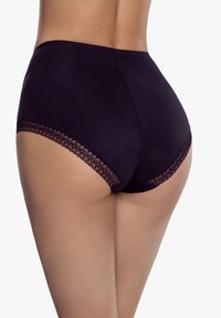 Wysokiej talii, ciemnofioletowa bielizna z delikatnym koronkowym wykończeniem przy nogawkach, wykonana z miękkiego, elastycznego materiału dla zapewnienia komfortu.