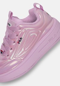 Sneaker FILA rosa chiaro con suola spessa, colletto imbottito e lacci abbinati, visto di lato su uno sfondo bianco.