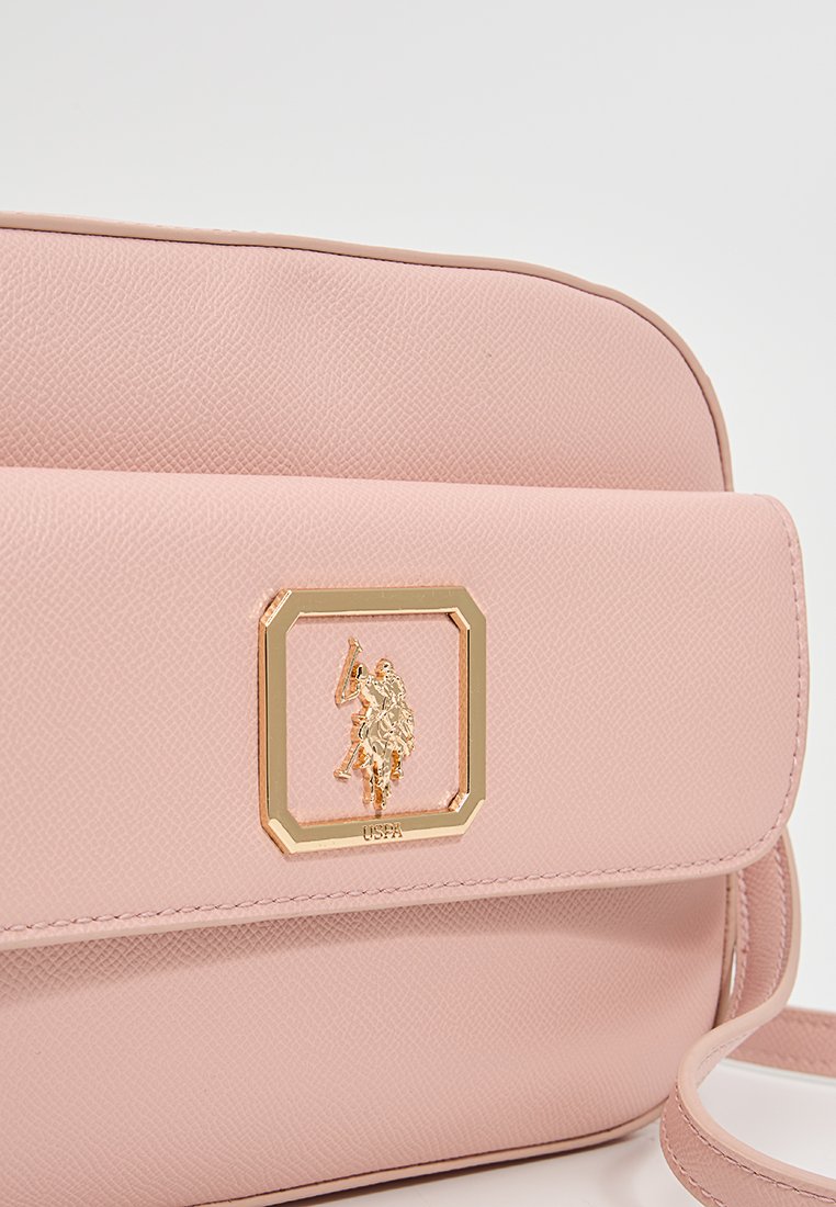 Borsa sintetica rosa con finitura texture, dotata di un logo rettangolare color oro al centro e una tracolla removibile.