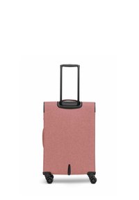 Roze stoffen koffer met een zwarte telescopische handgreep en vier wielen. Heeft een gladde textuur en een afgeronde bovenkant met een uitsnijdingen ontwerp.
