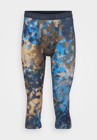 Meias com um padrão multicolorido em azul, castanho e bege. Comprimento até à meia-coxa com uma textura suave e uma faixa preta com a marca "PeakPerformance."