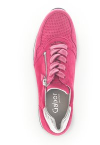 Rosa Wildledersneaker mit perforierten Details, Schnürsenkeln und einem Seitenreißverschluss. Verfügt über einen silbernen Akzent am Knöchel und eine weiße Sohle.