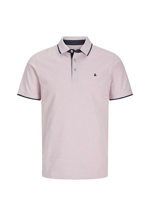 Polo shirt rosa chiaro in cotone, con colletto e bordi blu navy, pattina con tre bottoni e piccolo logo sul petto.