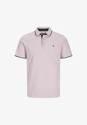 Polo shirt rosa chiaro in cotone, con colletto e bordi blu navy, pattina con tre bottoni e piccolo logo sul petto.