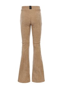Beige corduroy flared pants met een hoge tailleband en subtiele verticale ribbelstructuur, ontworpen met twee zijzakken voor extra functionaliteit.
