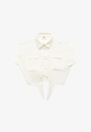 Camisa blanca corta con un tejido texturizado, mangas cortas, cierre de botones al frente y dos bolsillos en el pecho. Presenta un dobladillo en forma de V.