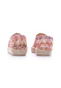 Espadrilles coloridos con una parte superior de tela trenzada que presenta rayas naranjas, moradas y amarillas, y una suela de cuerda de yute. Diseño plano y sencillo.