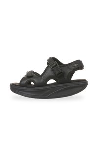 Sandal black con tiras de cuero texturizado, hebilla ajustable, diseño de punta abierta y una suela gruesa y curvada negra para mayor comodidad.