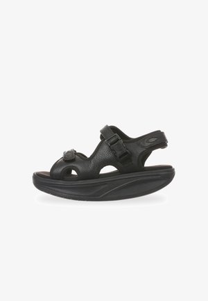 Sandal black con tiras de cuero texturizado, hebilla ajustable, diseño de punta abierta y una suela gruesa y curvada negra para mayor comodidad.