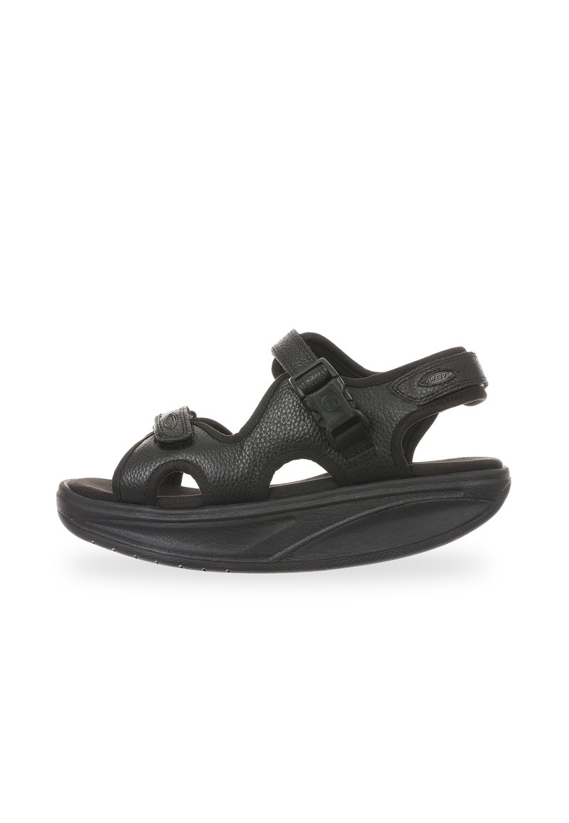 Sandal black con tiras de cuero texturizado, hebilla ajustable, diseño de punta abierta y una suela gruesa y curvada negra para mayor comodidad.