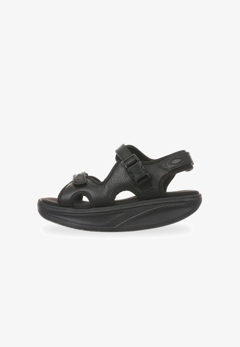 Sandal black con tiras de cuero texturizado, hebilla ajustable, diseño de punta abierta y una suela gruesa y curvada negra para mayor comodidad.