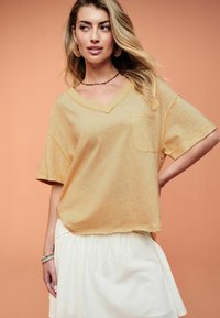 Next V-NECK LOOSE FIT - Tricou basic - yellow
