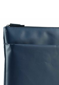Borsa con zip di colore blu navy realizzata in materiale testurizzato e resistente, dotata di una tasca frontale e dettagli cuciti lungo i bordi.