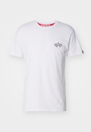 Vit bomulls T-shirt med en liten grafik på vänster bröst, rund halsringning och korta ärmar, med detalj i röd inre etikett.