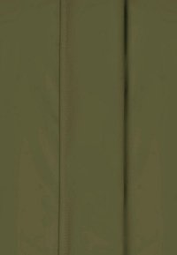 Olivově zelená látka s hladkým povrchem, obsahující vertikální švy a jednoduchý, nezdobený design.