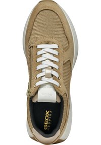 Sneaker beige con tomaia in rete, dettagli in suede, lacci bianchi e zip laterale. Logo dorato su una soletta nera. Design della suola arrotondata.