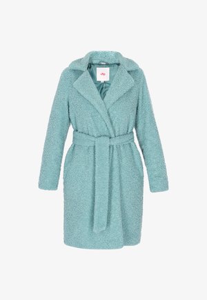 Rochie texturată de culoare turcoaz, cu guler tip șal, mâneci lungi și un cordon asortat. Material moale cu un aspect pufoasă.