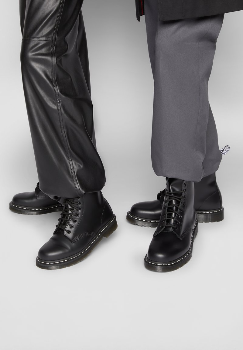 Dr. Martens 1460 BOOT - Schnürstiefelette - black/white/schwarz 