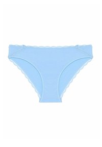 Perizoma in cotone blu chiaro con bordi in pizzo ondulato lungo la vita e le aperture delle gambe, caratterizzato da una texture liscia e un design semplice.