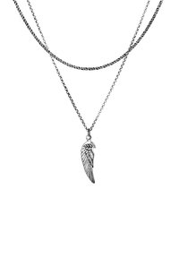 Collana d'argento con due catene; una con design attorcigliato e l'altra con maglie piatte. Il ciondolo ha una forma dettagliata di ala.