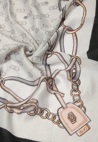 Sciarpa leggera con motivo a catena grigia e beige, con un dettaglio di lucchetto e design del logo. Texture liscia, forma quadrata.